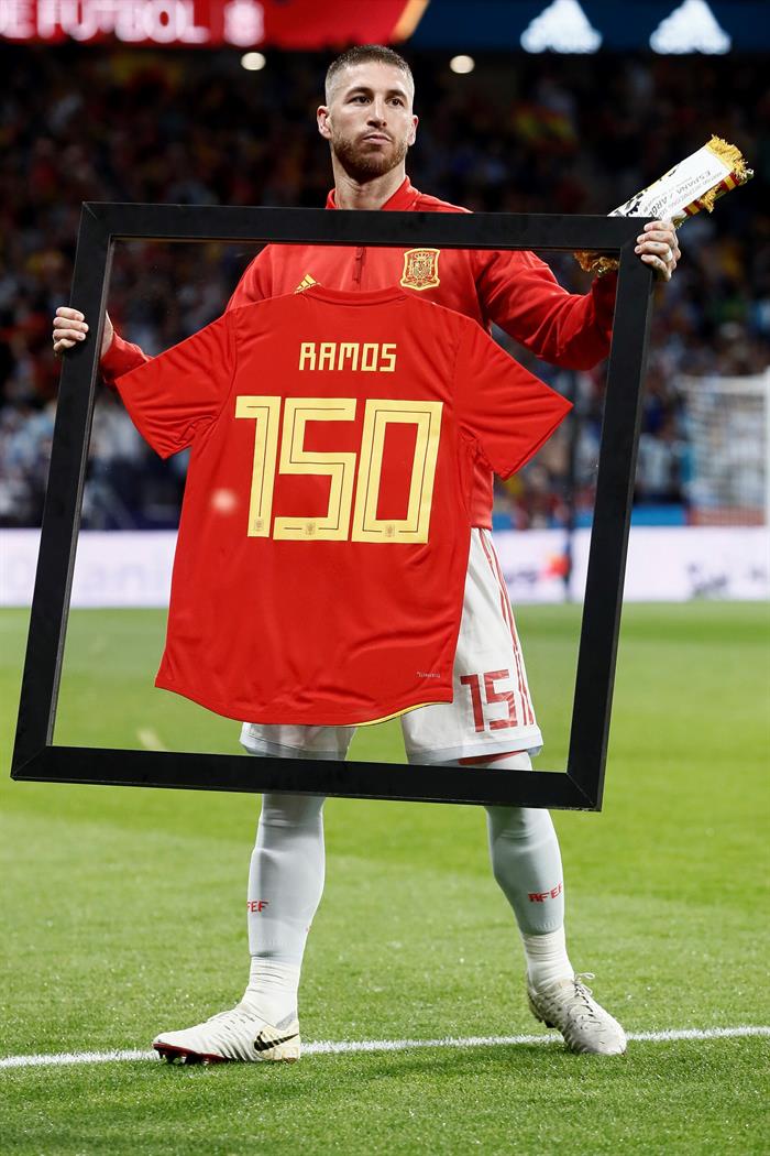 El defensa de la selección española Sergio Ramos posa con la camiseta de sus 150 partidos con el combinado nacional, antes del partido amistoso ante Argentina que se disputa esta noche en el Estadio Wanda Metropolitano, en Madrid. Foto: EFE