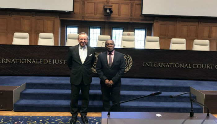 Canciller de Guyana Carl Greenidge en la Corte Internacional de Justicia en La Haya