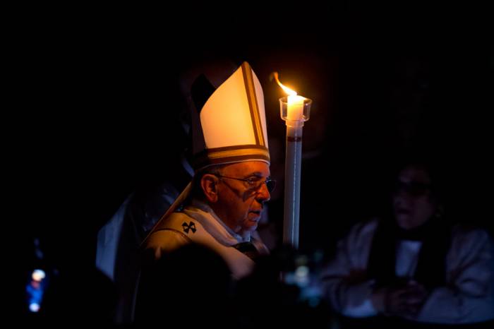 El Papa Francisco con el cirio Pascual