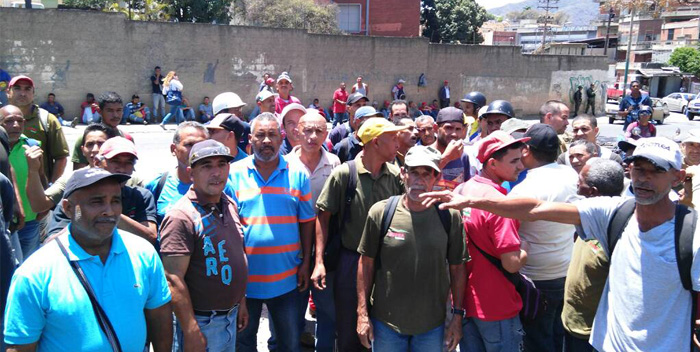trabajadores de supra protesta 4 - @luisgonzaloprz