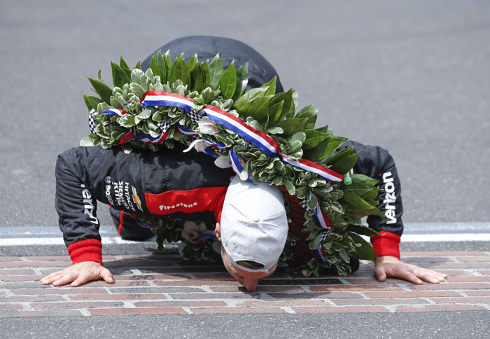 KSK035. Indinapolis (United States), 27/05/2018.- Australian driver Will Power of Team Penske reacts after kissing the bricks at the finish line after winning the 102nd running of the Indianapolis 500 auto race at the Indianapolis Motor Speedway in Indianapolis, Indiana, USA, 27 May 2018. (Estados Unidos) EFE/EPA/KAMIL KRZACZYNSKI
