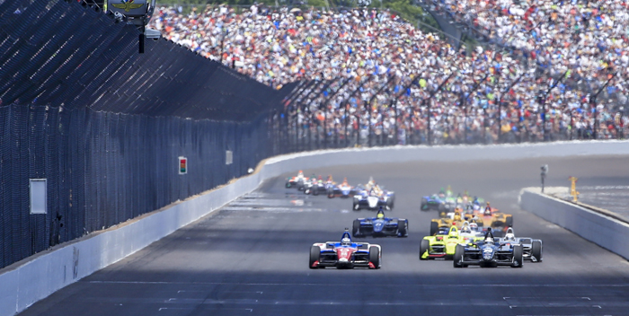 THM30. Indinapolis (United States), 27/05/2018.- Drivers return to racing as the green flag waves after a caution during the 102nd running of the Indianapolis 500 auto race at the Indianapolis Motor Speedway in Indianapolis, Indiana, USA, 27 May 2018. (Estados Unidos) EFE/EPA/TANNEN MAURY