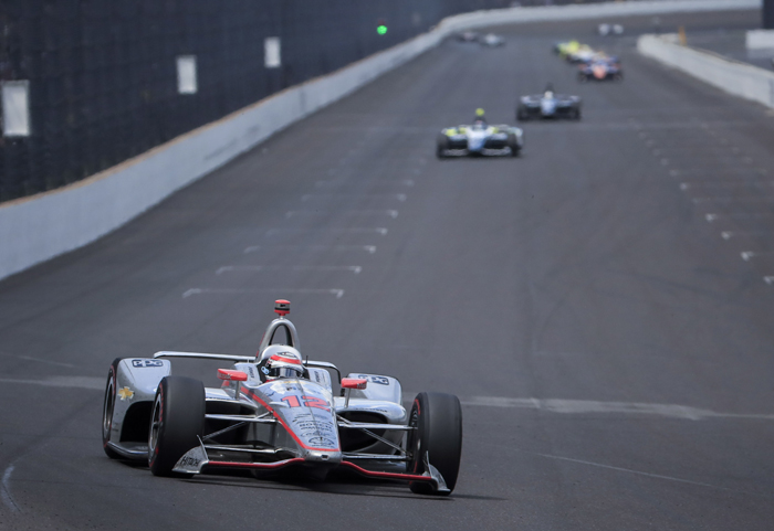 THM06. Indinapolis (United States), 27/05/2018.- Australian driver Will Power of Team Penske (L) takes the last lap in the lead as he wins the 102nd running of the Indianapolis 500 auto race at the Indianapolis Motor Speedway in Indianapolis, Indiana, USA, 27 May 2018. (Estados Unidos) EFE/EPA/TANNEN MAURY