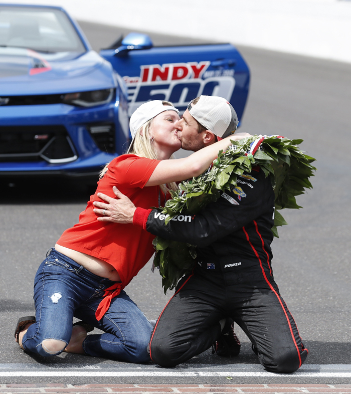 KSK038. Indinapolis (United States), 27/05/2018.- Australian driver Will Power (R) of Team Penske and his wife Liz Cannon (L) kiss each other at the finish line after he won the 102nd running of the Indianapolis 500 auto race at the Indianapolis Motor Speedway in Indianapolis, Indiana, USA, 27 May 2018. (Estados Unidos) EFE/EPA/KAMIL KRZACZYNSKI