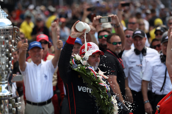 Indinapolis (United States), 28/05/2018.- Australian driver Will Power (C) with Team Penske celebrates in Victory Circle after winning the 102nd running of the Indianapolis 500 auto race at the Indianapolis Motor Speedway in Indianapolis, Indiana, USA, 27 May 2018. (Estados Unidos) EFE/EPA/STEVE C. MITCHELL