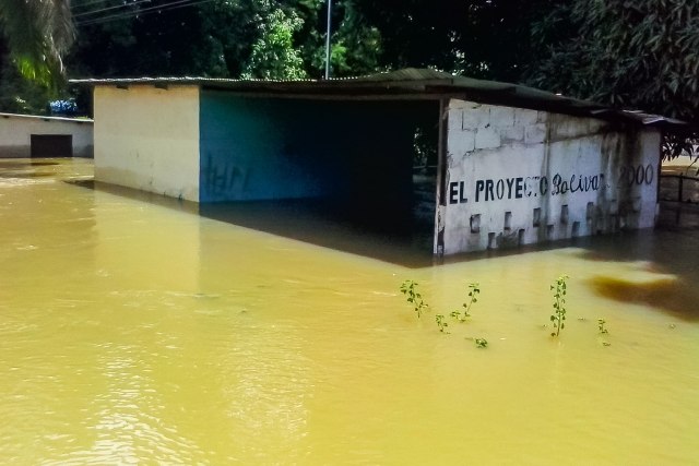 CAR001. PUERTO PAEZ (VENEZUELA), 11/08/2018 - Vista de calles inundadas hoy, sábado 11 de agosto de 2018, en la localidad de Puerto Paez, fronteriza con Colombia, en el estado de Apure (Venezuela). El Gobierno de Venezuela informó el jueves pasado que está "atento" a la situación de lluvias que ha ocasionado el desbordamiento de ríos, entre ellos el Orinoco, el más extenso de Venezuela, y que ha afectado a siete estados y a miles de personas, especialmente en el sur y en el este del país. EFE/Eduardo Galindo