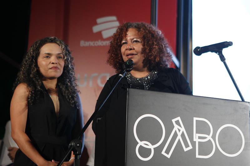Ginna Morelo (i) del El Tiempo (Colombia) y Luz Mely Reyes (d) de Efecto Cocuyo (Venezuela) al recibir el Premio Gabo 2018. Foto: EFE