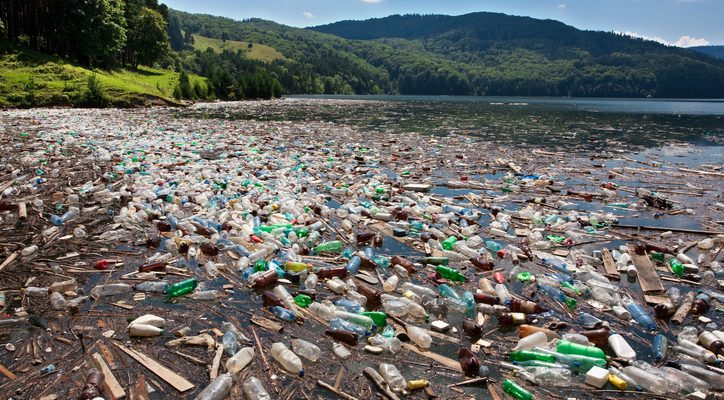 Plástico - contaminación - agua - botellas