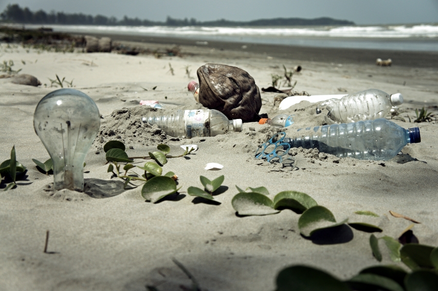 Plástico - contaminación - playa