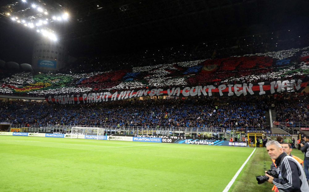 Milan (Italy), 21/10/2018.- AC Milan's supporters display a banner before the Italian Serie A soccer match between Inter Milan and AC Milan at Giuseppe Meazza stadium in Milan, Italy, 21 October 2018. (Italia) EFE/EPA/MATTEO BAZZI
