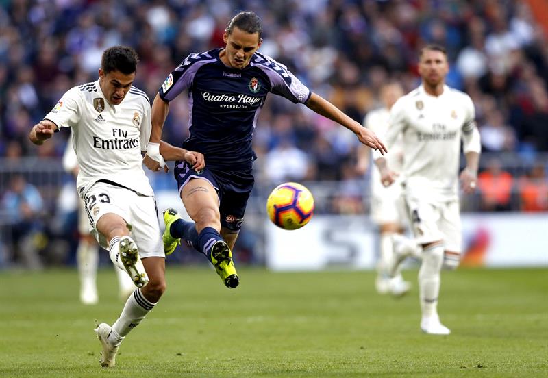 El defensa del Real Madrid Sergio Reguilón (i) pelea un balón con el delantero turco del Real Valladolid Enes Unal