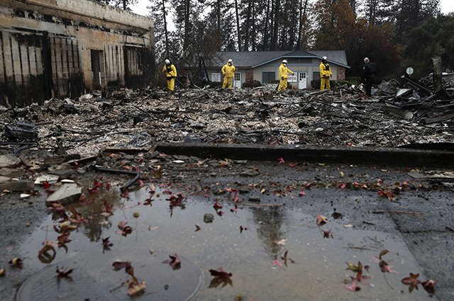 Lluvia ayuda a sofocar incendio forestal en California