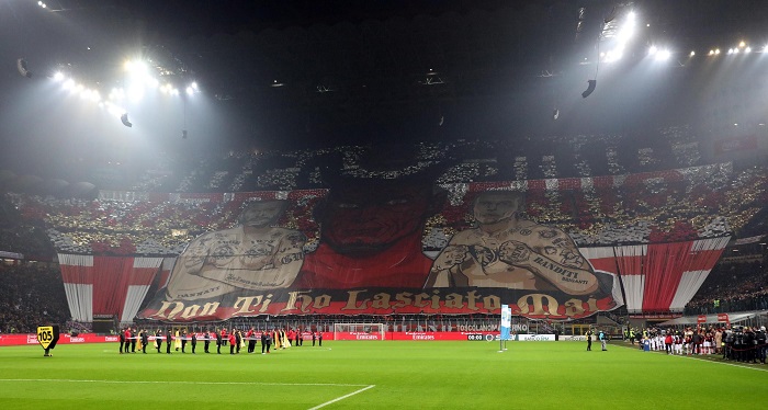 Milan (Italy), 11/11/2018.- AC Milan's supporters perform a coreography prior to the Italian Serie A soccer match between AC Milan and Juventus FC at Giuseppe Meazza stadium in Milan, Italy, 11 November 2018. (Italia) EFE/EPA/MATTEO BAZZI