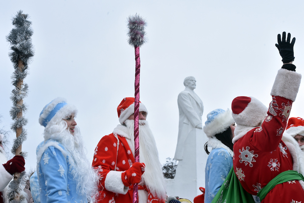 People dressed as Father Frost and Snow Maiden take part in the New Year's car parade in the town of Vileyka about 100 km northwest from Minsk on December 29, 2018. (Photo by Sergei GAPON / AFP)