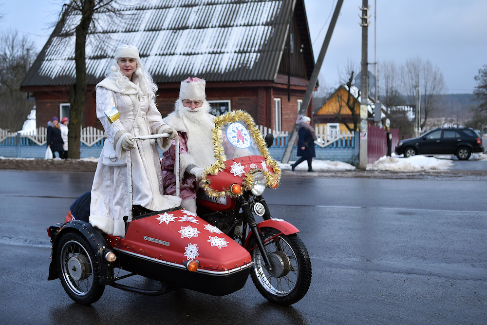 People dressed as Father Frost and Snow Maiden take part in the New Year's car parade in the town of Vileyka about 100 km northwest from Minsk on December 29, 2018. (Photo by Sergei GAPON / AFP)