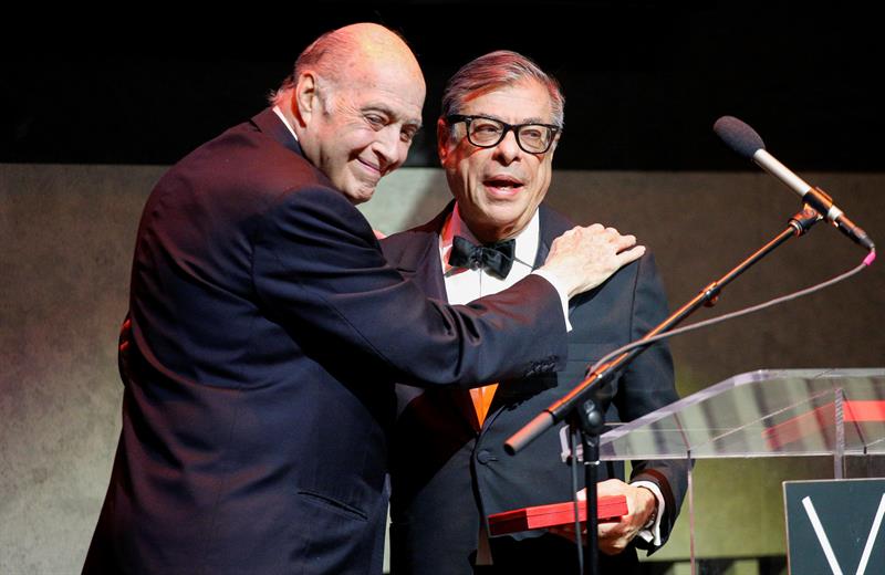 Bob Colacello (d) recibe la Medalla Páez de las Artes. Foto: EFE