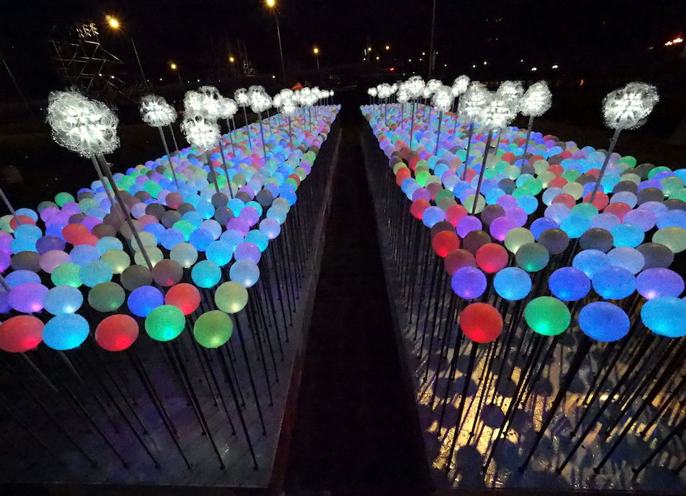 TWN01. Taipei (Taiwan), 29/12/2018.- An art installation with 2019 illuminated balloons is set up in front of the Presidential Office Building in Taipei, Taiwan, 29 December 2018, to welcome the New Year. EFE/EPA/DAVID CHANG