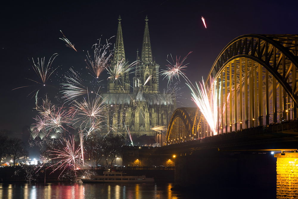 MJH. Cologne (Germany), 01/01/2016.- (FILE) - Fireworks fill the sky over the Cologne cathedral, the river Rhine and the old city of Cologne, Germany, 01 January 2016 (reissued 29 December 2018). The German Federal Environment Agency has called for the abandonment of private New Year's Eve fireworks due to the high level of fine dust pollution. (Incendio, Alemania, Colonia) EFE/EPA/MAJA HITIJ GERMANY OUT