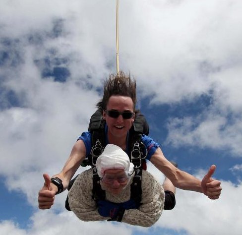 Abuelita en Australia en paracaídas