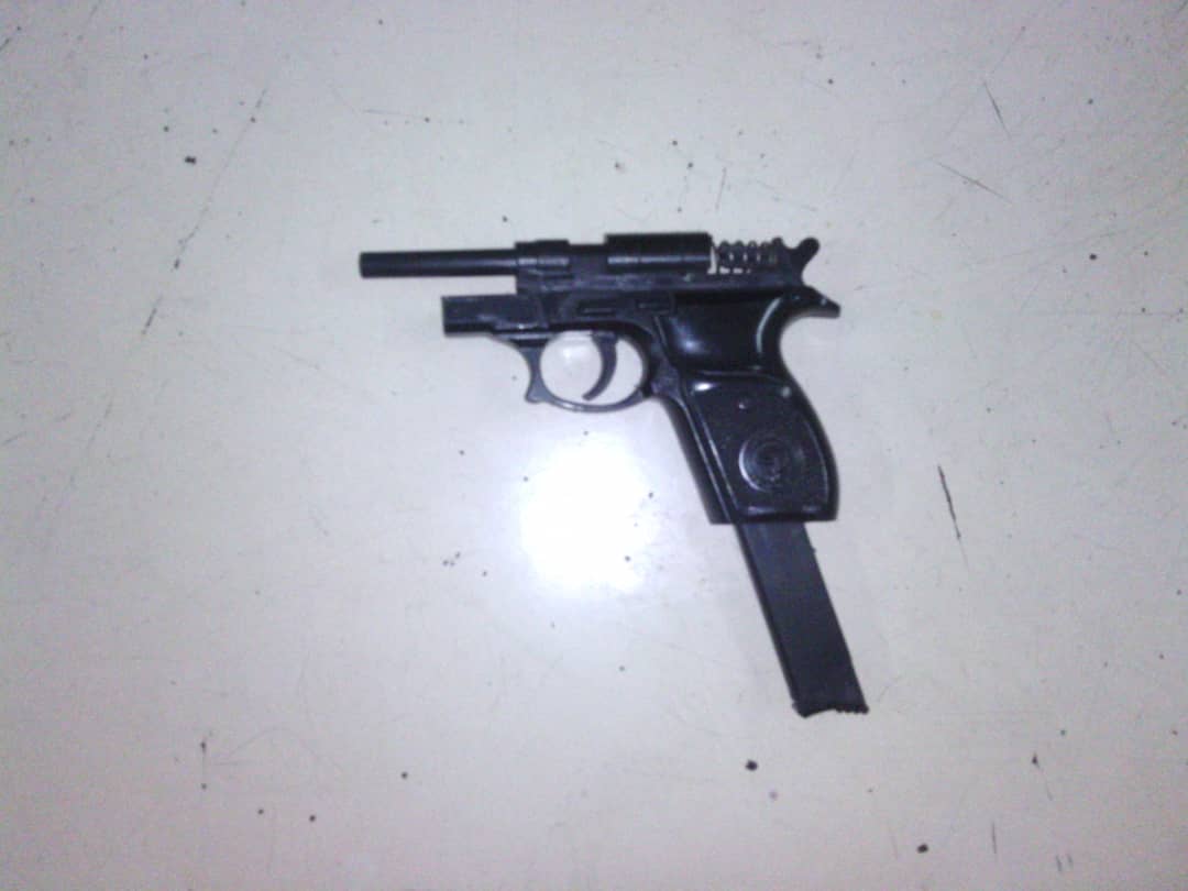 Facsimil de pistola en el Metro de Caracas