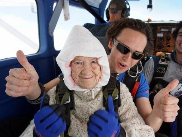 Irene O’Shea - abuelita de 102 años que se lanzó en paracaídas - viejita