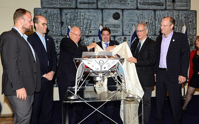 Israel presenta la cápsula lunar que lanzará al espacio en 2019