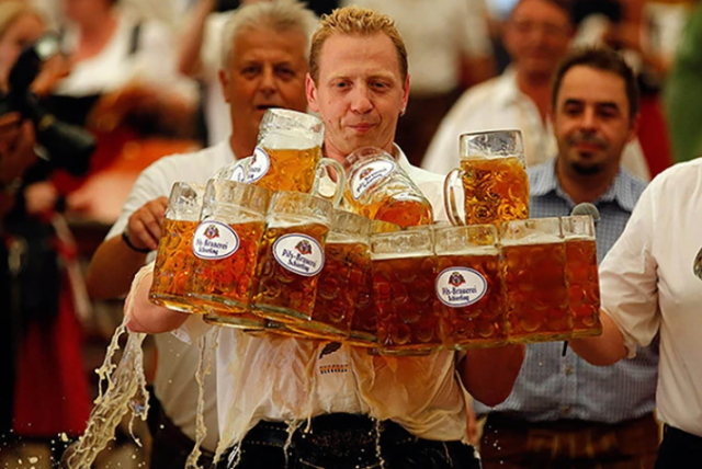 Record-Guinness-6-mayor-cantidad-de-jarras-de-cerveza-transportadas
