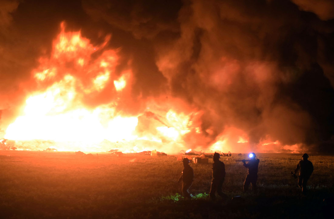 Flames burn at the scene of a massive blaze trigerred by a leaky pipeline in Tlahuelilpan, Hidalgo state, on January 18, 2019. - An explosion and fire has killed at least 66 people who were collecting fuel gushing from a leaking pipeline in central Mexico, the Hidalgo state governor said on Saturday. (Photo by FRANCISCO VILLEDA / AFP)
