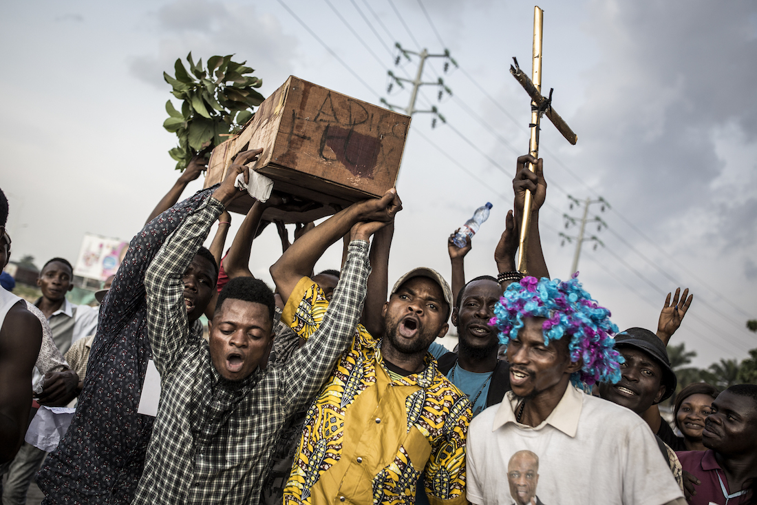 Supporters of Martin Fayulu, the runner up in the Democratic Republic of the Congo's(DRC'S) elections, hold up a coffin with "Good Bye Felix" as they protest in the street on January 21, 2019 in Kinshasa, against the decision of Felix Tshisekedi as president of the DRC. - DR Congo was on January 21, 2019 making plans to install Felix Tshisekedi as its new president this week after a long and bitter election whose outcome was disputed by the runner-up and shunned by many western nations. The ceremony, which was scheduled for January 22, but looks increasingly likely to happen later in the week, will see the 55-year-old sworn in as president, replacing Joseph Kabila who has ruled DR Congo since 2001. (Photo by John WESSELS / AFP)