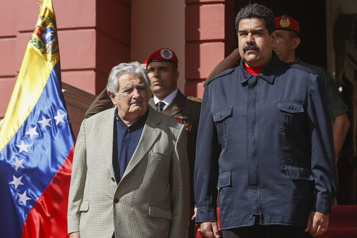 CAR03. CARACAS (VENEZUELA), 03/12/2014 -. El presidente de Uruguay, José Mujica (i), es recibido por su homólogo venezolano, Nicolás Maduro, hoy, miércoles 3 de diciembre del 2014, en el Palacio de Miraflores en Caracas (Venezuela). Ambos mandatarios sostienen una reunión para tratar la cooperación bilateral, especialmente en el aspecto económico, días posteriores a las elecciones en Uruguay, en las que Tabaré Vázquez por el Frente Amplio obtuvo la victoria. Mujica entrega formalmente la Presidencia a Vázquez el próximo 1 de marzo. EFE/Santi Donaire