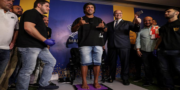 Ronaldinho, homenaje en el maracana (9)