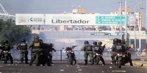 GNB reprime protestas de comerciantes en el mercado Las Pulgas