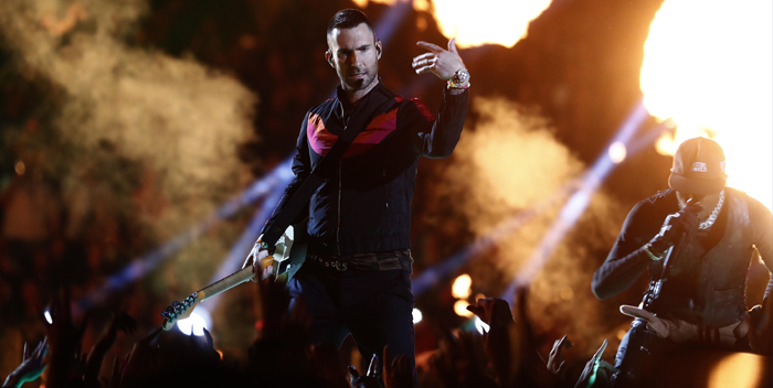 JGM97. Atlanta (United States), 03/02/2019.- Adam Levine (L) of Maroon 5 and Travis Scott (R) perform during the halftime show of Super Bowl LIII between the New England Patriots and the Los Angeles Rams during the first half of Super Bowl LIII at Mercedes-Benz Stadium in Atlanta, Georgia, USA, 03 February 2019. (Disturbios, Estados Unidos) EFE/EPA/LARRY W. SMITH