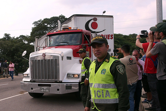 GRAF8742. BOGOTÁ (COLOMBIA), 07/02/2019.- Fotografía de los camiones donde se transporta el primer cargamento de ayuda humanitaria internacional para Venezuela, en inmediaciones al puente fronterizo de Tienditas, en Cúcuta (Colombia). Autoridades estadounidenses y colombianas estudian la forma de entrega de esta ayuda humanitaria, anunciada por el presidente de la Asamblea Nacional de Venezuela, Juan Guaidó el pasado sábado, 2 de febrero de 2019. EFE/ Mauricio Dueñas Castañeda