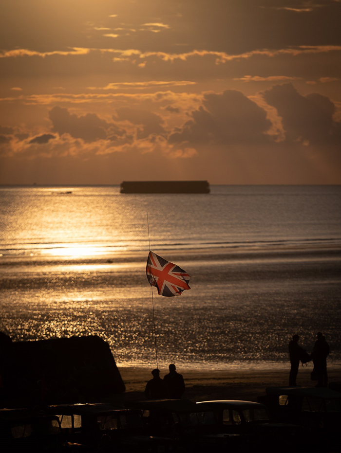 38OFC. ARROMANCHE (FRANCIA), 06/06/2019.- Imagen que muestra la bandera nacional británica mientras hondea al amanecer de este jueves en la playa de Arromanche, Normandía (Francia). Los líderes de las fuerzas aliadas conmemoran en diferentes actos el 75 aniversario del Día D, el mayor desembarco naval de la Historia, que desde Normandía supuso el inicio del fin para la Alemania nazi. EFE/ Cpl Robert Weideman FOTO CEDIDA? CRÉDITO OBLIGATORIO: MINISTERIO DE DEFENSA/ DERECHOS DE LA CORONA BRITÁNICA? PROHIBIDA SU VENTA