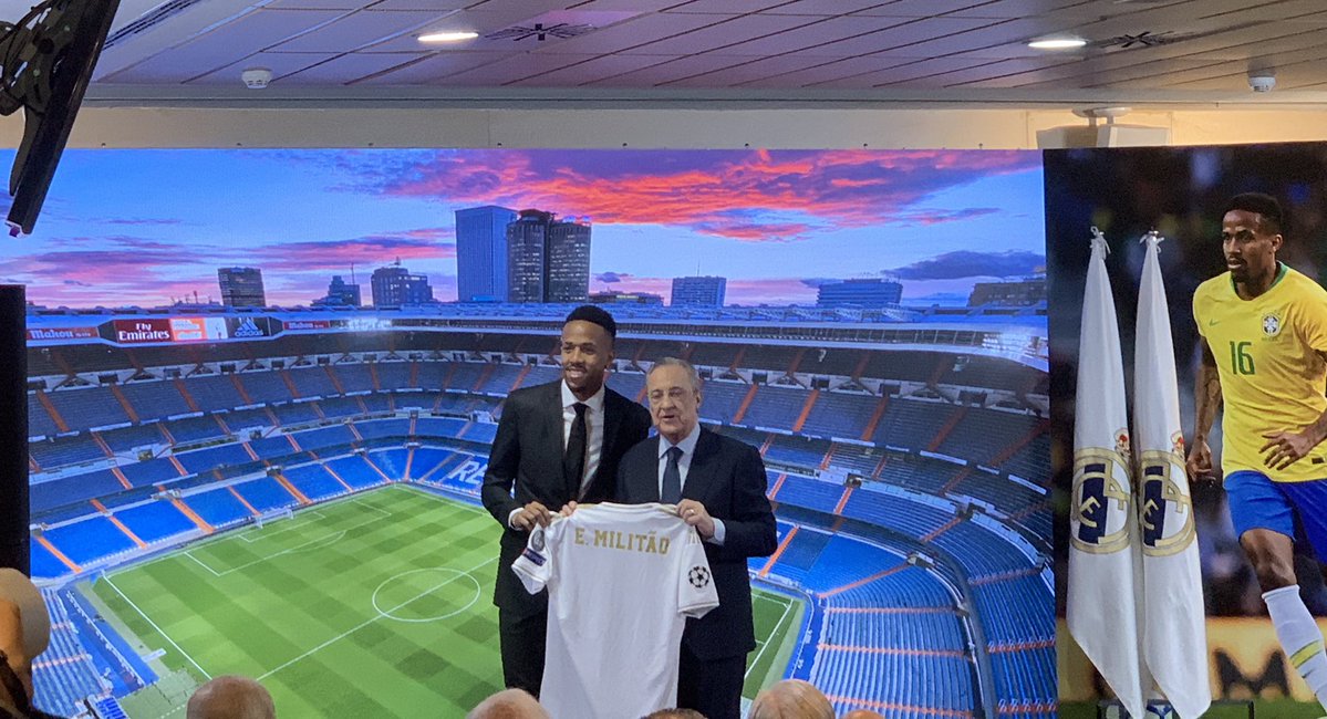 Militao con Florentino Pérez - oficial en el Real Madrid