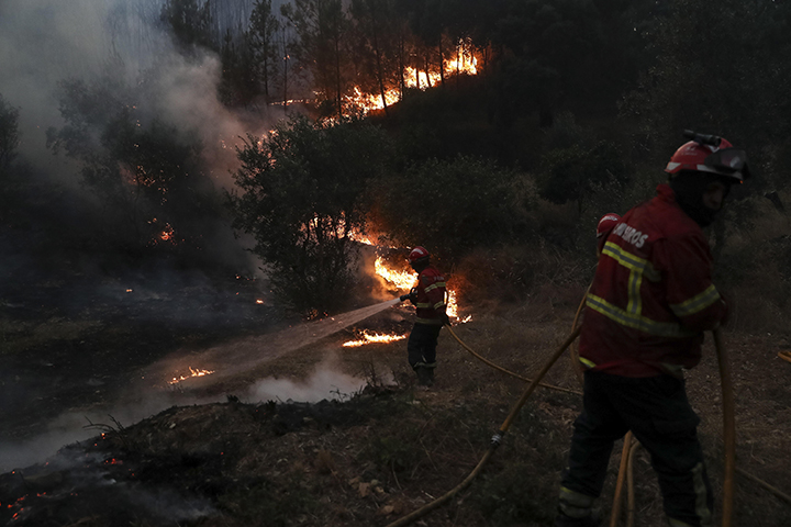 Macao (Portugal), 21/07/2019.- Firefighters try to extinguish a wildfire at Cardigos, near Macao, Portugal, 21 July 2019. According to reports, hundreds of firefighters, vehicles and planes are fighting at least three wildfires that broke out across central Portugal on 20 July and spread by strong wind. (Incendio) EFE/EPA/PAULO NOVAIS