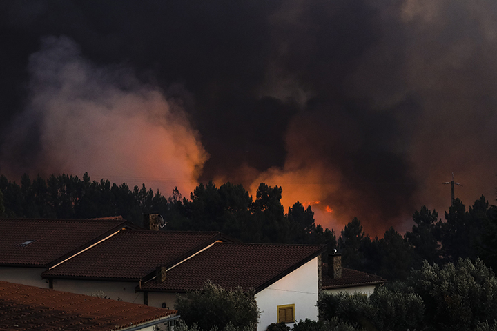 Macao (Portugal), 21/07/2019.- The flames come close to the houses during a wildfire at Cardigos, near Macao, Portugal, 21 July 2019. According to reports, hundreds of firefighters, vehicles and planes are fighting at least three wildfires that broke out across central Portugal on 20 July and spread by strong wind. (Incendio) EFE/EPA/PAULO NOVAIS