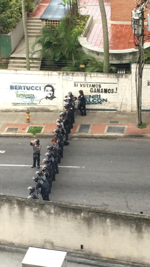 Cierran accesos a la Dgcim donde llegaría marcha convocada por Guaidó