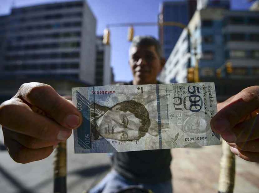 Billete de 500 bolívares en las manos de un señor - inflación - economía - venezolanos
