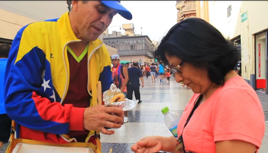 Venezolanos venden arepas en Perú para sobrevivir