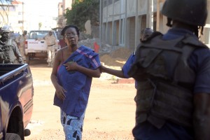 Malian security forces escort a hostage freed from the Radisson Blu hotel in Bamako on November 20, 2015. Gunmen went on a shooting rampage at the luxury hotel in Mali's capital Bamako, seizing 170 guests and staff in an ongoing hostage-taking that has left at least three people dead. AFP PHOTO / HABIBOU KOUYATE / AFP / HABIBOU KOUYATE