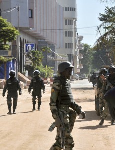 Malian troops take position outside the Radisson Blu hotel in Bamako on November 20, 2015. Gunmen went on a shooting rampage at the luxury hotel in Mali's capital Bamako, seizing 170 guests and staff in an ongoing hostage-taking that has left at least three people dead. AFP PHOTO / HABIBOU KOUYATE / AFP / HABIBOU KOUYATE