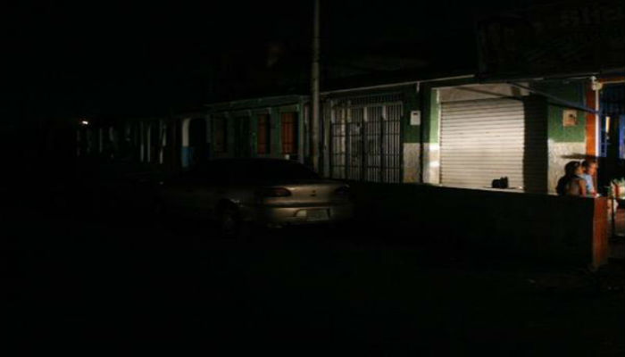 Vecinos de El Arenal en Mérida están desde la 1.00 am sin luz ...