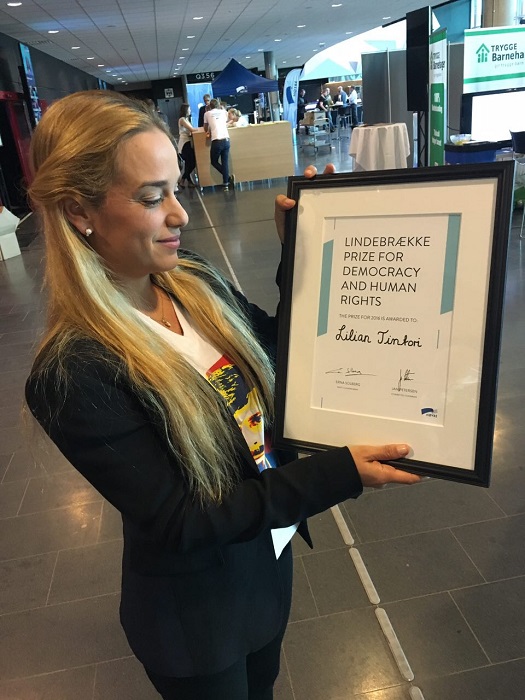 Lilian Tintori recibió el premio "Lindebrækk Prize 2016", otorgado por la primera ministra de Noruega Erna Solberg