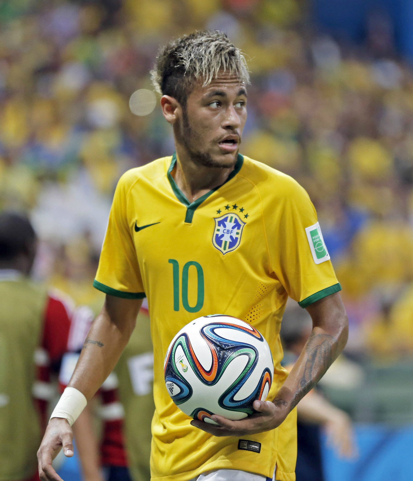Una imagen de Neymar de rubio en un partido con su selección en 2014. EFE/EPA/TOLGA BOZOGLU