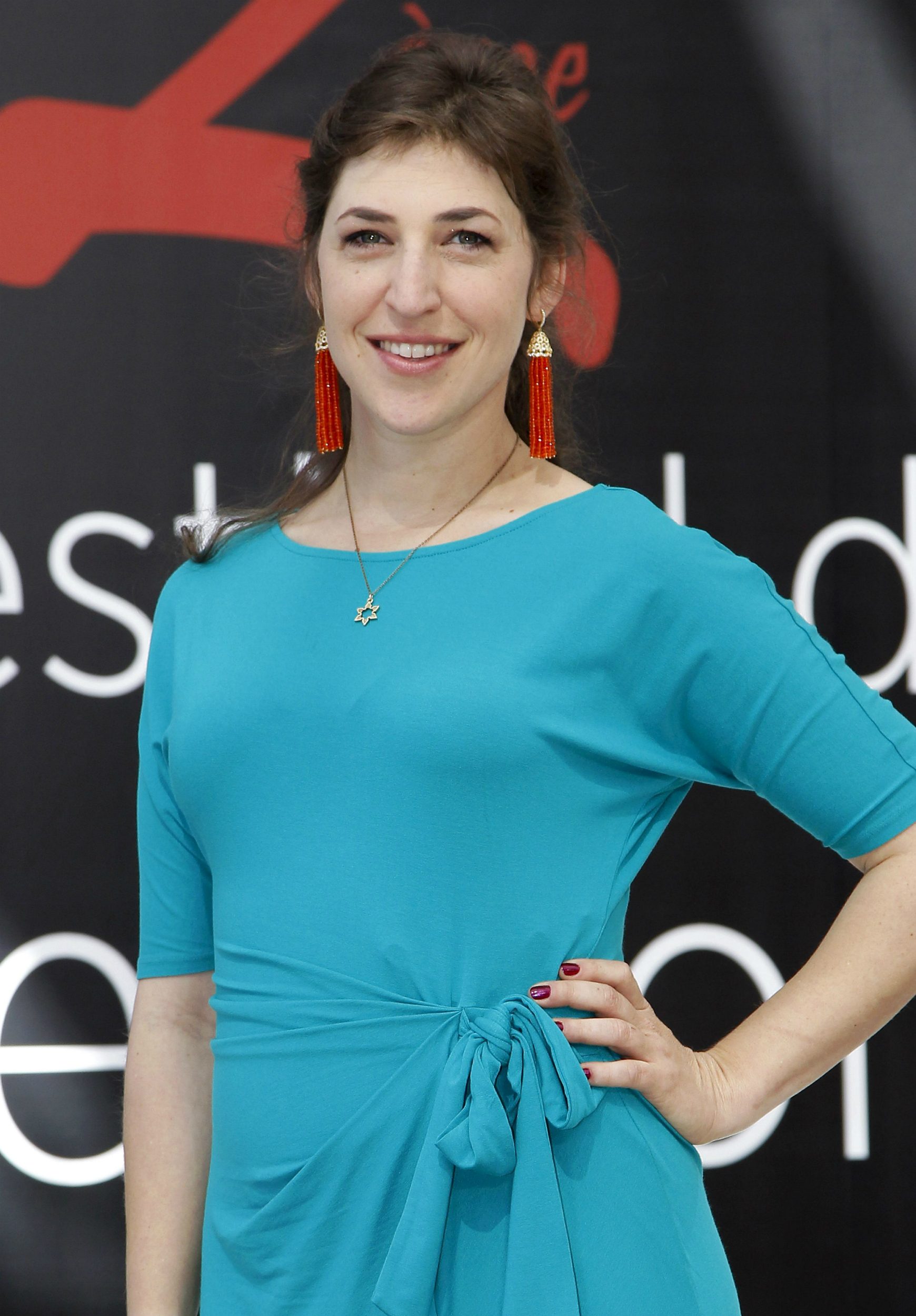 La actriz estadounidense Mayim Bialik, de la serie televisiva; The Big Bang Theory, posa para los fotógrafos durante su participación en el Festival de Televisión de Montecarlo, Mónaco,en 2012. EFE/Sebastien Nogier