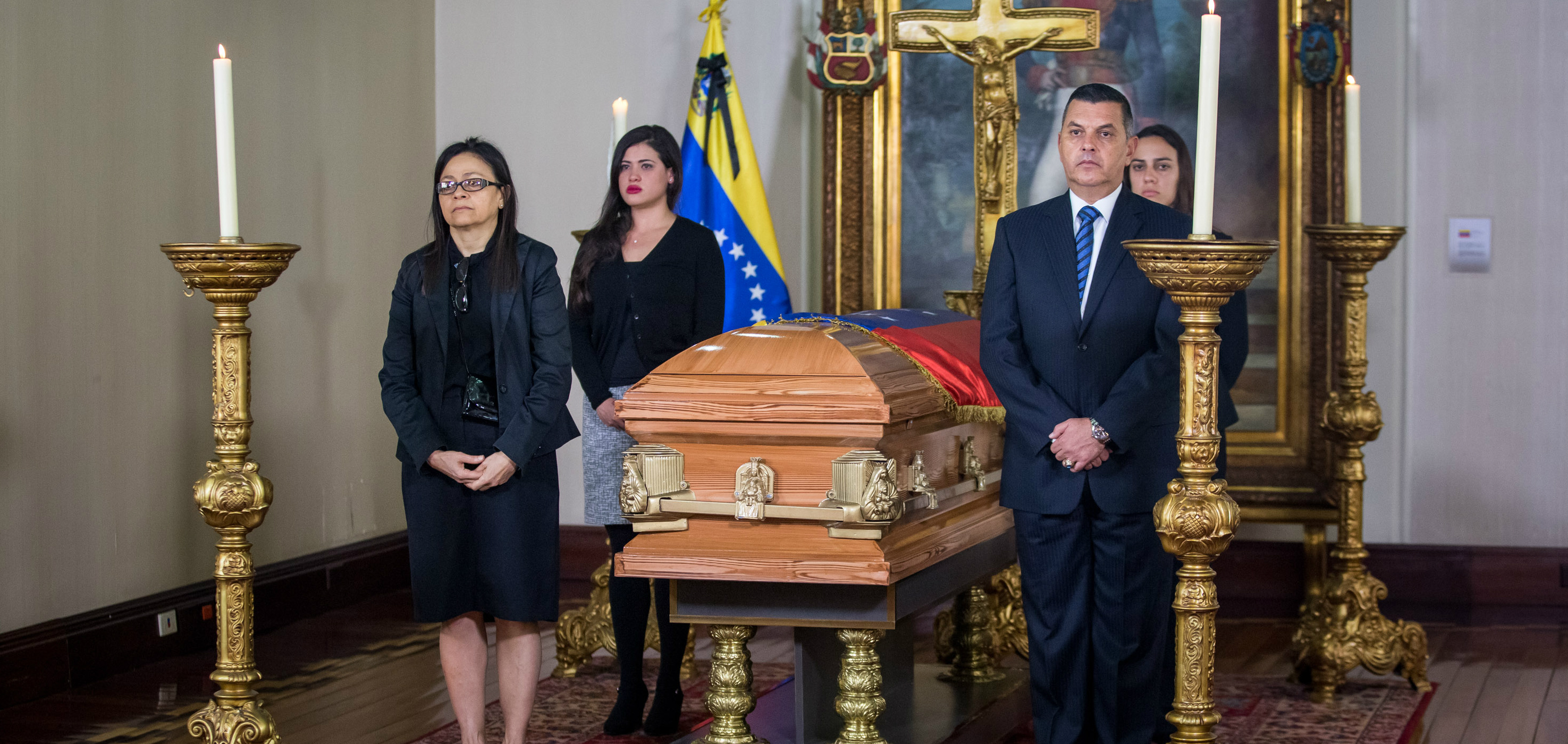 Familiares del fallecido embajador de Venezuela ante la OEA Bernardo Álvarez, participan en honores póstumos. EFE
