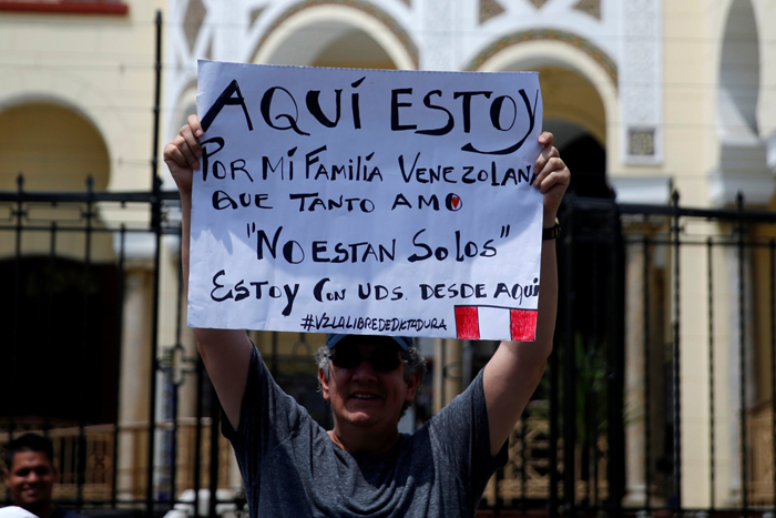 venezolanos en peru protesta embajada2