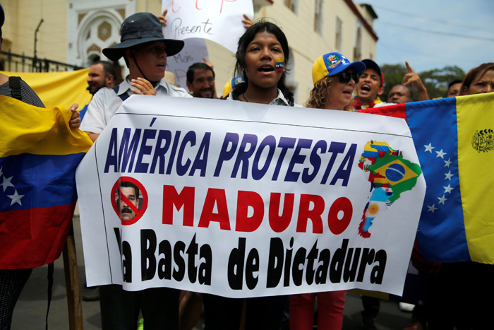 venezolanos en peru protesta embajada3